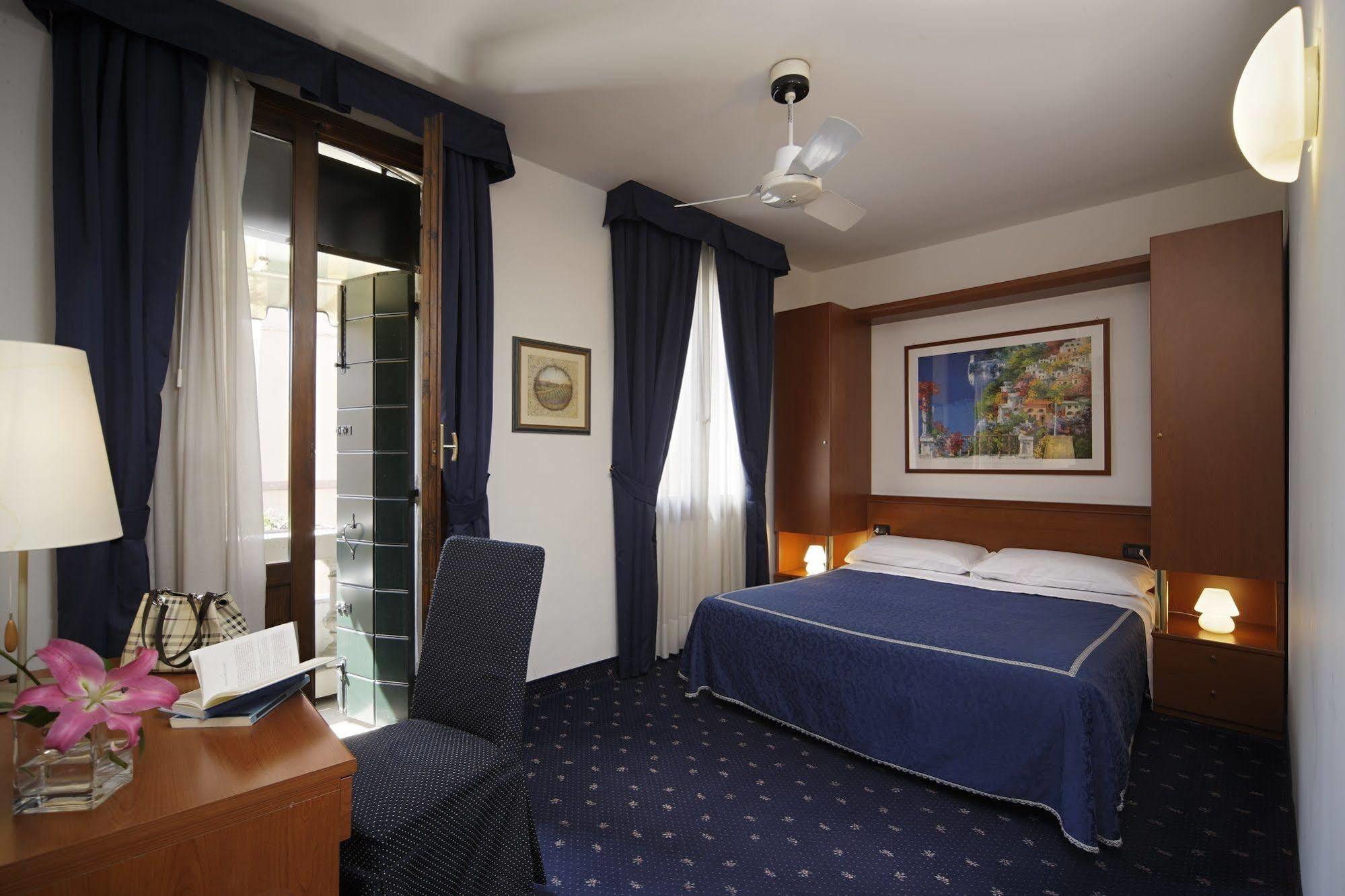 Roberta Hotel 3*